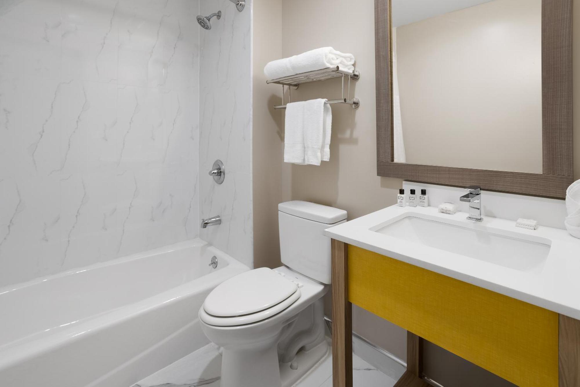 Days Inn By Wyndham Staten Island New York Exteriör bild