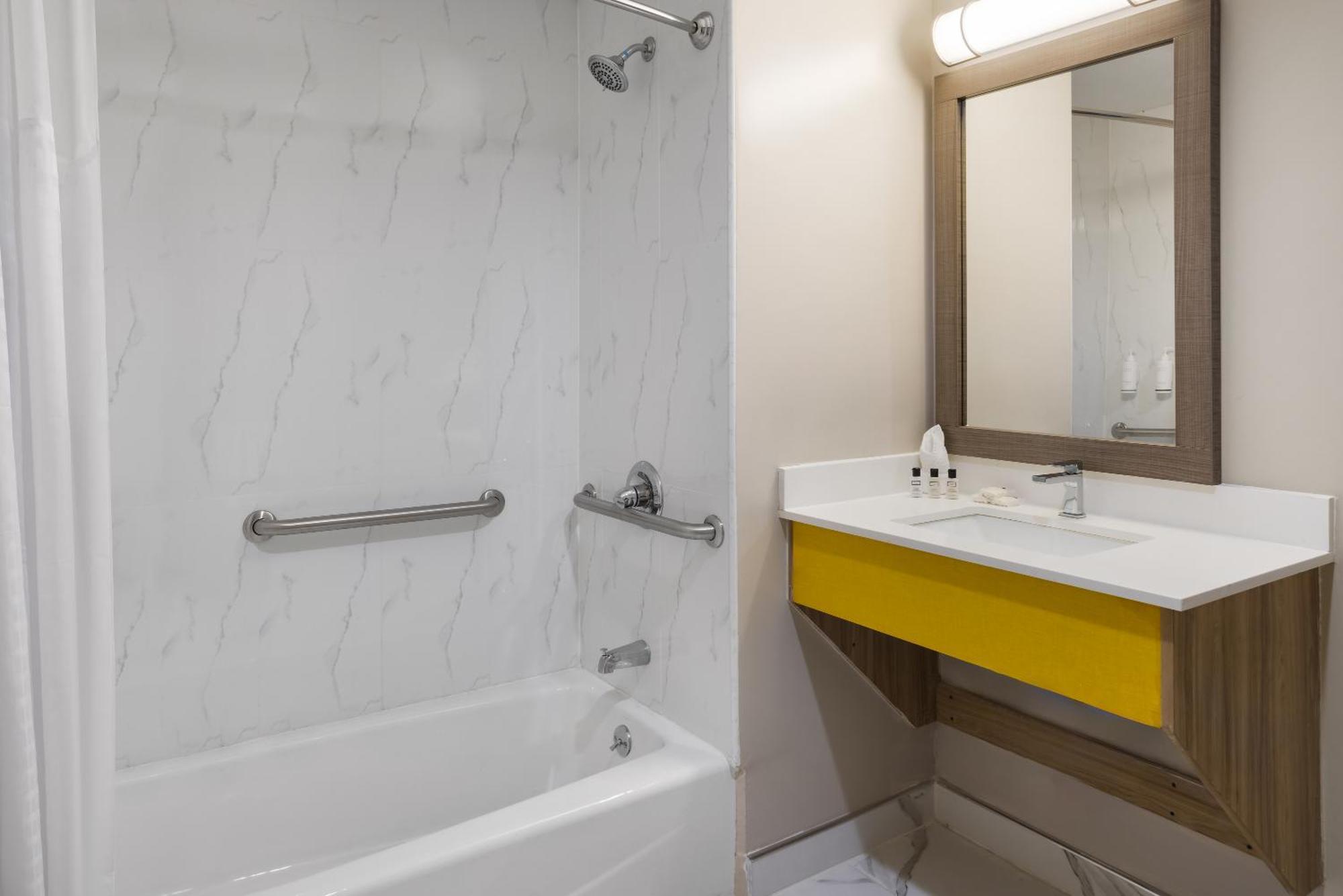 Days Inn By Wyndham Staten Island New York Exteriör bild