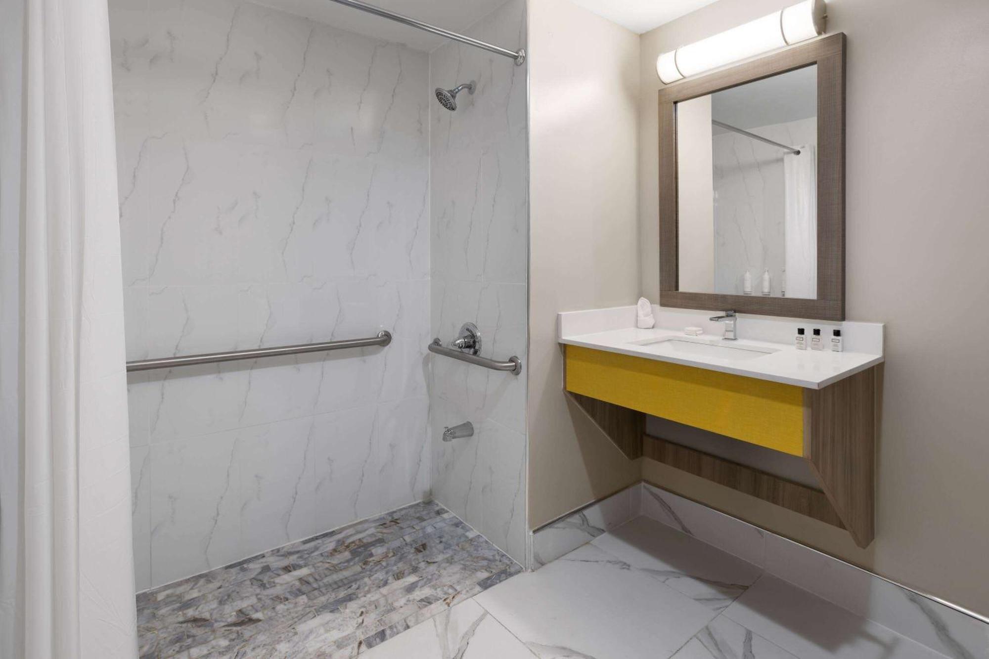 Days Inn By Wyndham Staten Island New York Exteriör bild
