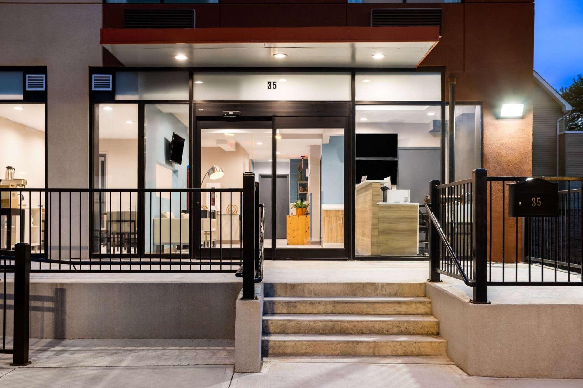 Days Inn By Wyndham Staten Island New York Exteriör bild