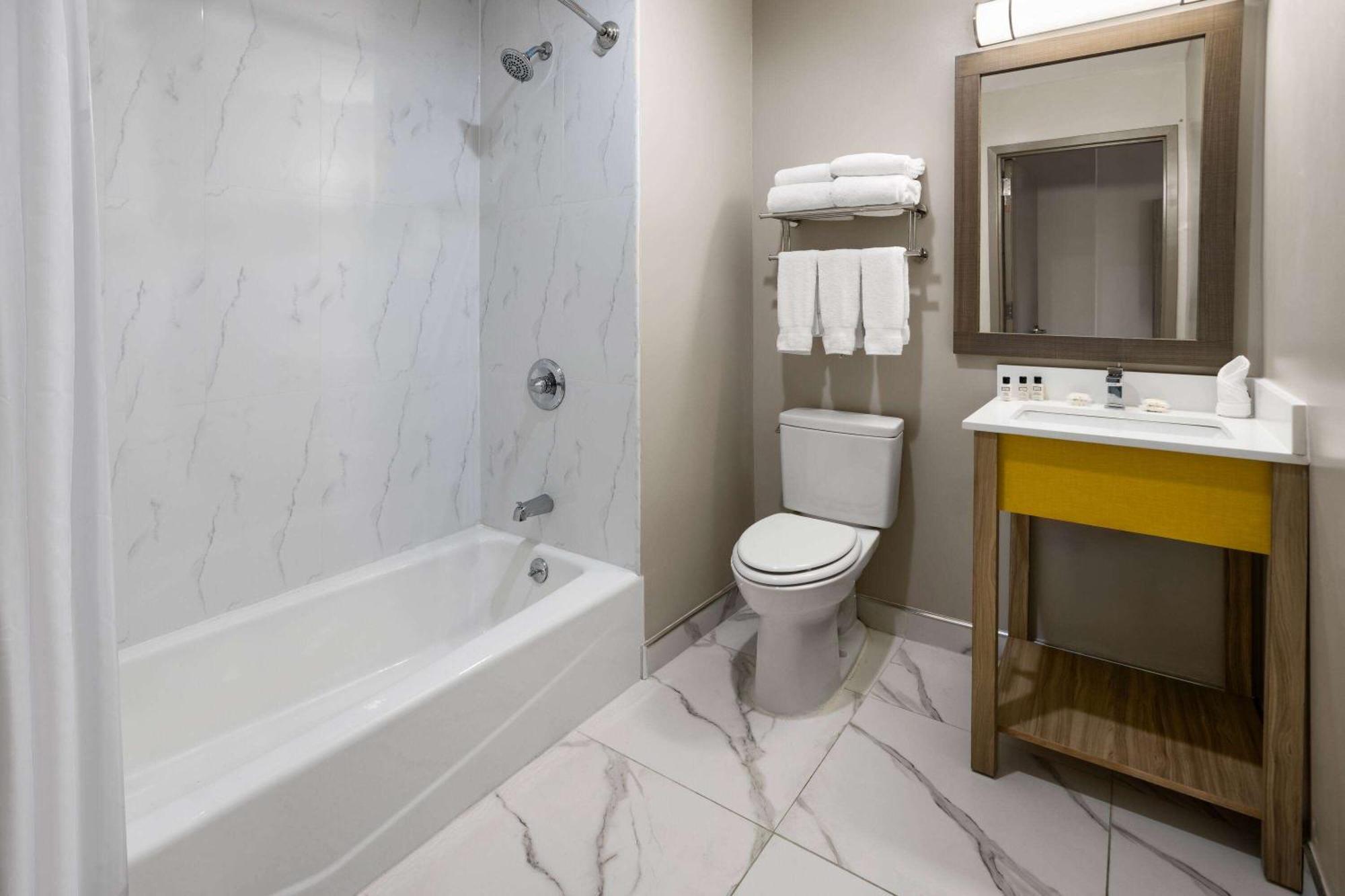 Days Inn By Wyndham Staten Island New York Exteriör bild