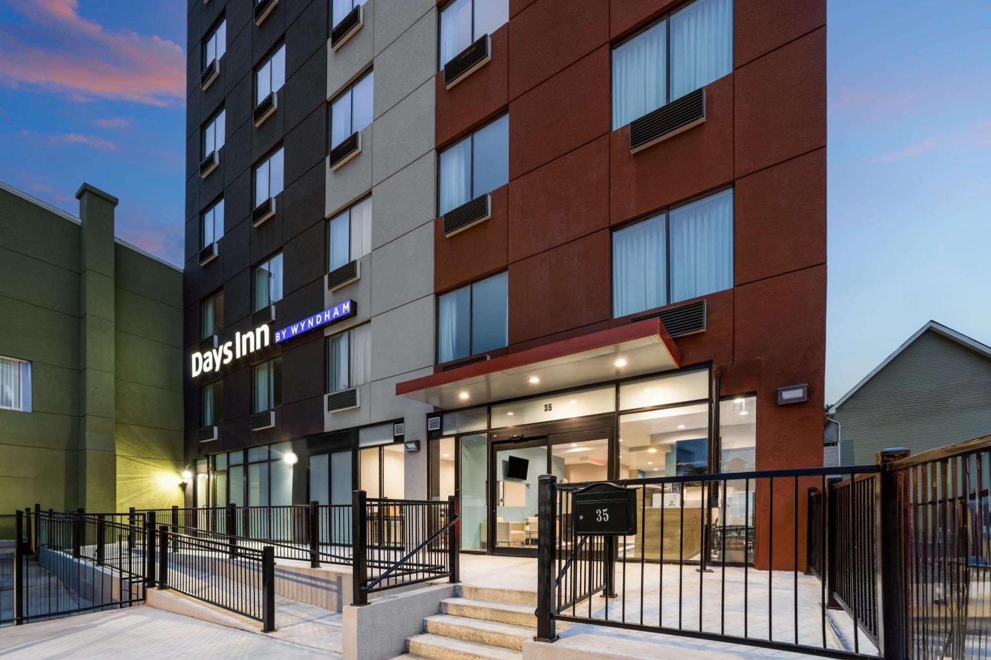 Days Inn By Wyndham Staten Island New York Exteriör bild
